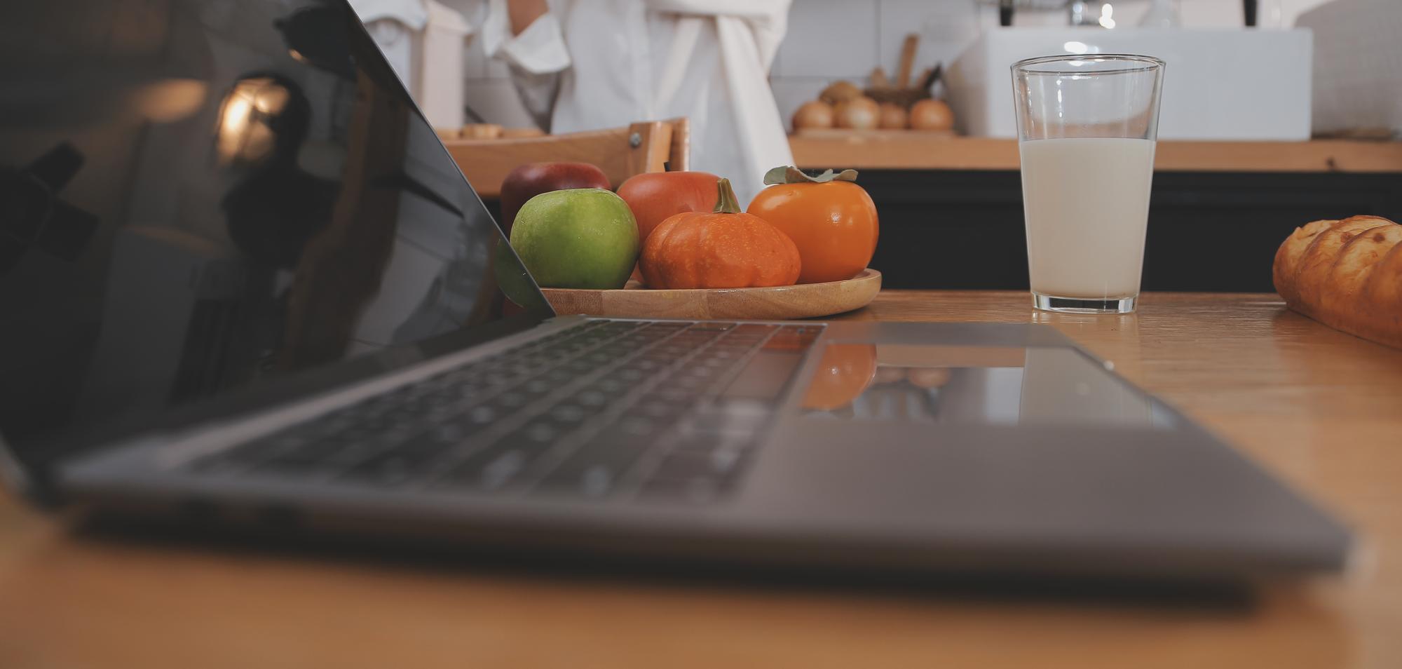 Postazione culinaria con laptop e ingredienti