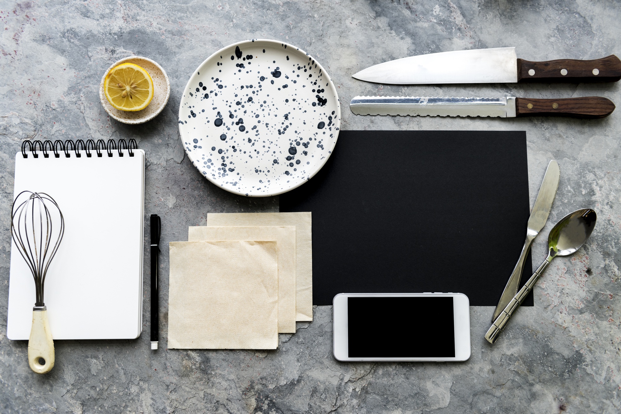 Composizione di strumenti culinari e schede corso